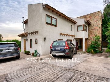 Venta de hermosa y cómoda casa, con espectacular vista, en Condominio Arboretum de Peñalolén
