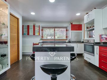 Venta de hermosa y cómoda casa, con espectacular vista, en Condominio Arboretum de Peñalolén