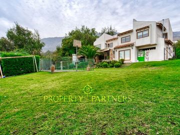 Venta de hermosa y cómoda casa, con espectacular vista, en Condominio Arboretum de Peñalolén