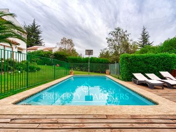 Venta de hermosa y cómoda casa, con espectacular vista, en Condominio Arboretum de Peñalolén