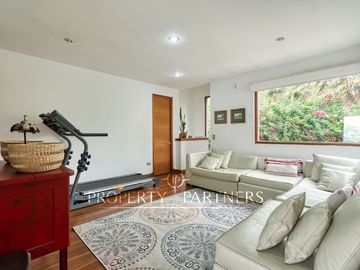 Venta de hermosa y cómoda casa, con espectacular vista, en Condominio Arboretum de Peñalolén