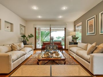 Venta de hermosa y cómoda casa, con espectacular vista, en Condominio Arboretum de Peñalolén