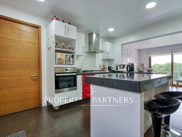 Venta de hermosa y cómoda casa, con espectacular vista, en Condominio Arboretum de Peñalolén