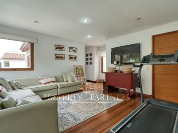 Venta de hermosa y cómoda casa, con espectacular vista, en Condominio Arboretum de Peñalolén
