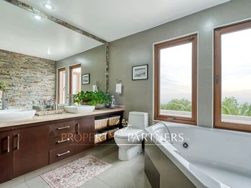 Venta de hermosa y cómoda casa, con espectacular vista, en Condominio Arboretum de Peñalolén