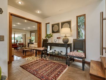 Venta de hermosa y cómoda casa, con espectacular vista, en Condominio Arboretum de Peñalolén