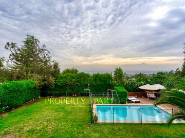 Venta de hermosa y cómoda casa, con espectacular vista, en Condominio Arboretum de Peñalolén