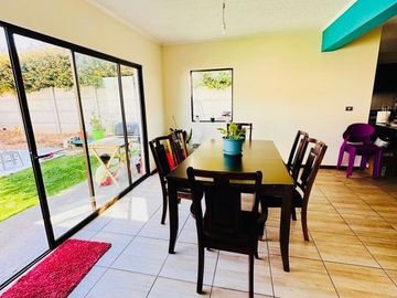 Moderna y Vanguardista Casa en Privilegiado Sector de Peñuelas