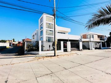 Moderna y Vanguardista Casa en Privilegiado Sector de Peñuelas