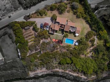 Linda casa de construcción solida en  exclusivo condominio de La Serena