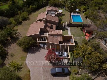 Linda casa de construcción solida en  exclusivo condominio de La Serena