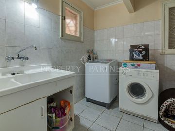 Gran casa con amplios espacios/5D /3B /3E / gran terreno con lindos jardines/ barrio muy residencial/ Martin Alonzo Pinzón