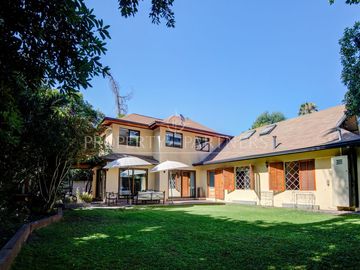 Gran casa con amplios espacios/5D /3B /3E / gran terreno con lindos jardines/ barrio muy residencial/ Martin Alonzo Pinzón