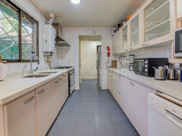 Gran casa con amplios espacios/5D /3B /3E / gran terreno con lindos jardines/ barrio muy residencial/ Martin Alonzo Pinzón