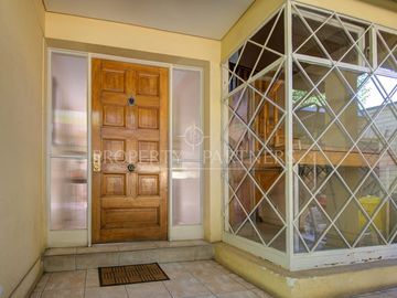 Gran casa con amplios espacios/5D /3B /3E / gran terreno con lindos jardines/ barrio muy residencial/ Martin Alonzo Pinzón