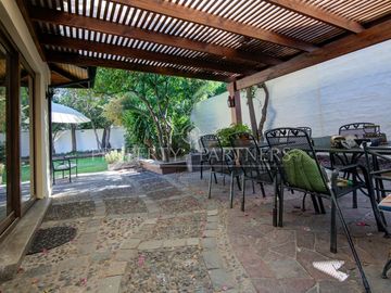 Gran casa con amplios espacios/5D /3B /3E / gran terreno con lindos jardines/ barrio muy residencial/ Martin Alonzo Pinzón