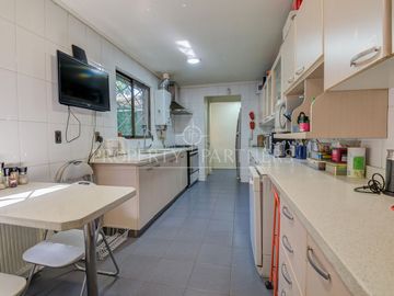 Gran casa con amplios espacios/5D /3B /3E / gran terreno con lindos jardines/ barrio muy residencial/ Martin Alonzo Pinzón