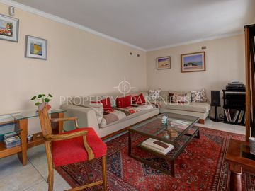 Gran casa con amplios espacios/5D /3B /3E / gran terreno con lindos jardines/ barrio muy residencial/ Martin Alonzo Pinzón
