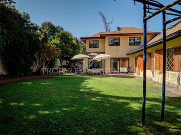 Gran casa con amplios espacios/5D /3B /3E / gran terreno con lindos jardines/ barrio muy residencial/ Martin Alonzo Pinzón