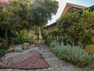 Gran casa con amplios espacios/5D /3B /3E / gran terreno con lindos jardines/ barrio muy residencial/ Martin Alonzo Pinzón