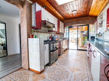 Excelente casa de tres niveles en sector residencial de Peñuelas