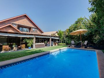 5 dormitorios, piscina, gran terraza con quincho, full equipada Cno. de Las Araucarias/Alto Macul
