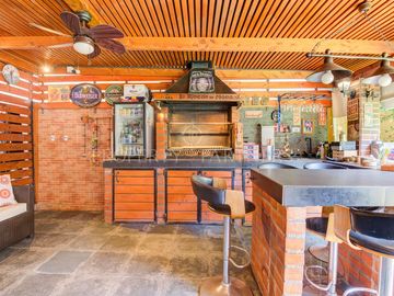 5 dormitorios, piscina, gran terraza con quincho, full equipada Cno. de Las Araucarias/Alto Macul