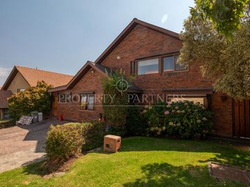 5 dormitorios, piscina, gran terraza con quincho, full equipada Cno. de Las Araucarias/Alto Macul