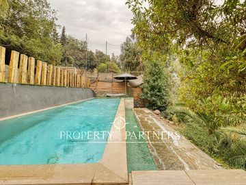 Moderna casa en Venta mediterránea con segunda casa nueva en Lo Curro Vitacura