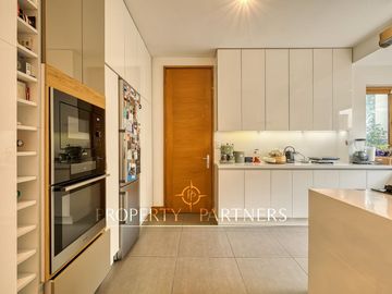 Moderna casa en Venta mediterránea con segunda casa nueva en Lo Curro Vitacura