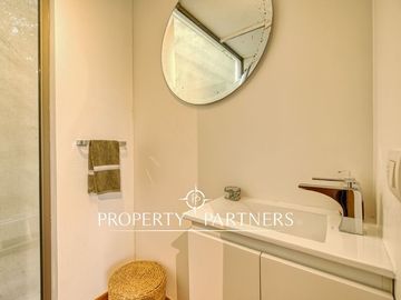 Moderna casa en Venta mediterránea con segunda casa nueva en Lo Curro Vitacura