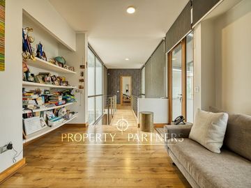 Moderna casa en Venta mediterránea con segunda casa nueva en Lo Curro Vitacura