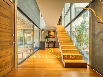 Moderna casa en Venta mediterránea con segunda casa nueva en Lo Curro Vitacura
