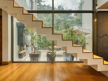 Moderna casa en Venta mediterránea con segunda casa nueva en Lo Curro Vitacura