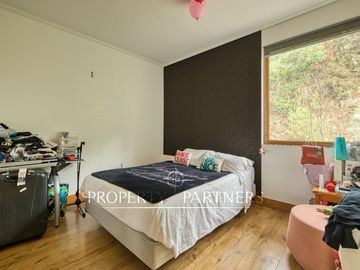 Moderna casa en Venta mediterránea con segunda casa nueva en Lo Curro Vitacura