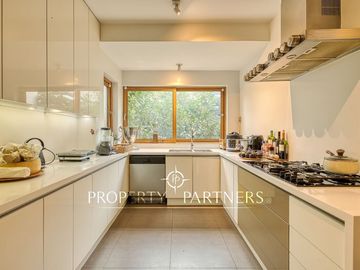 Moderna casa en Venta mediterránea con segunda casa nueva en Lo Curro Vitacura