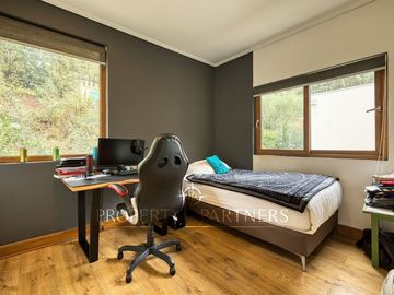 Moderna casa en Venta mediterránea con segunda casa nueva en Lo Curro Vitacura