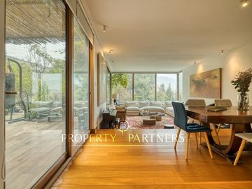 Moderna casa en Venta mediterránea con segunda casa nueva en Lo Curro Vitacura