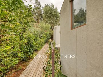 Moderna casa en Venta mediterránea con segunda casa nueva en Lo Curro Vitacura