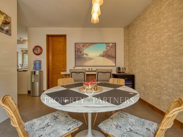Moderna casa en Venta mediterránea con segunda casa nueva en Lo Curro Vitacura