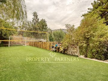 Moderna casa en Venta mediterránea con segunda casa nueva en Lo Curro Vitacura