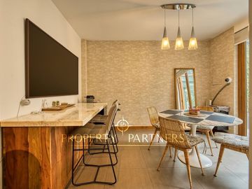 Moderna casa en Venta mediterránea con segunda casa nueva en Lo Curro Vitacura