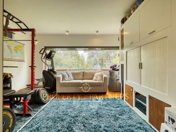 Moderna casa en Venta mediterránea con segunda casa nueva en Lo Curro Vitacura