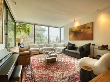Moderna casa en Venta mediterránea con segunda casa nueva en Lo Curro Vitacura