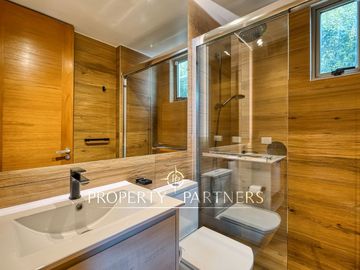 Moderna casa en Venta mediterránea con segunda casa nueva en Lo Curro Vitacura