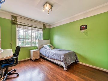 Casa Inglesa en Condominio, pasos de colegio Los Alerces y Costanera Norte