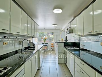 Casa Inglesa en Condominio, pasos de colegio Los Alerces y Costanera Norte