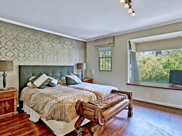 Casa Inglesa en Condominio, pasos de colegio Los Alerces y Costanera Norte