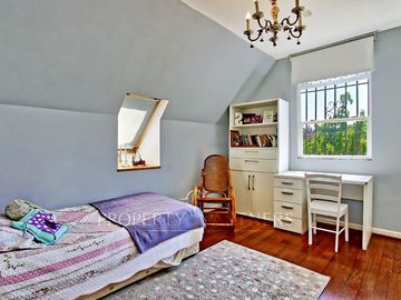 Casa Inglesa en Condominio, pasos de colegio Los Alerces y Costanera Norte