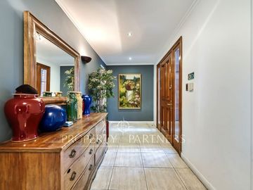 Casa Inglesa en Condominio, pasos de colegio Los Alerces y Costanera Norte